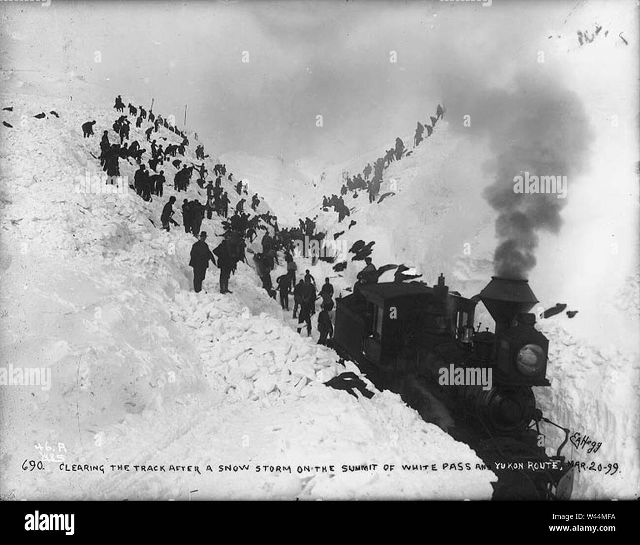 Clearing die Spuren der White Pass & Yukon Railroad nach einem Schneesturm auf dem Gipfel des White Pass, Alaska, 20. März 1899 (HEGG 291). Stockfoto