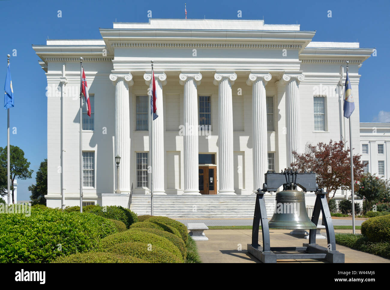 Eine Replik der Liberty Bell vor der südöstlichen Eingang der historischen Alabama State Capitol in Montgomery, AL Stockfoto
