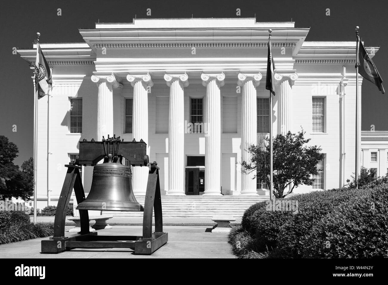 Eine Nachbildung der Liberty Bell vor dem südöstlichen Eingang des historischen Alabama State Capitol in Montgomery, AL, in Schwarz-Weiß, USA Stockfoto