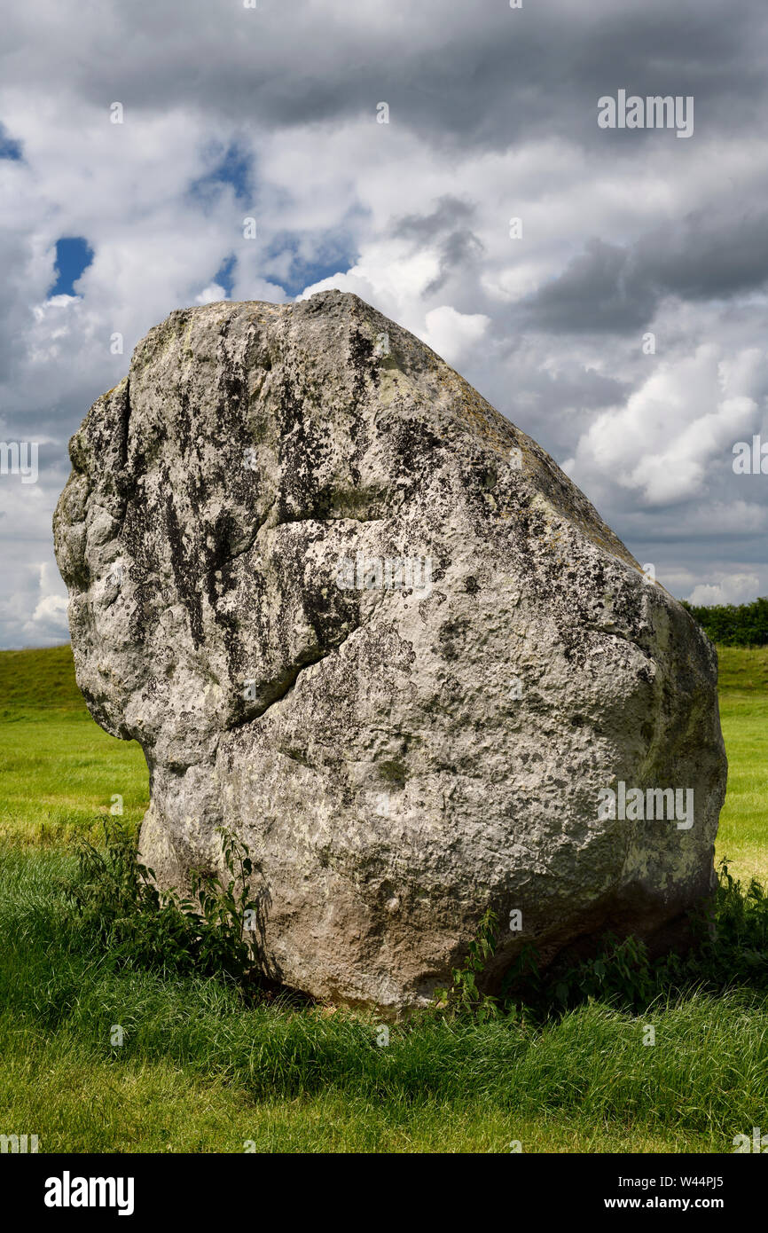 Jungsteinzeit Standing Stone Henge nördlichen Inneren bei Avebury Steinkreis von Avebury in England Stockfoto