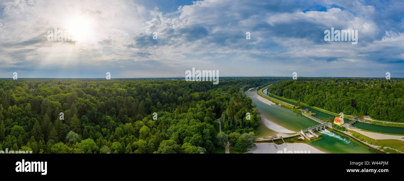 Eine Antenne der Isar im Süden von München, Sonne scheint Stockfoto