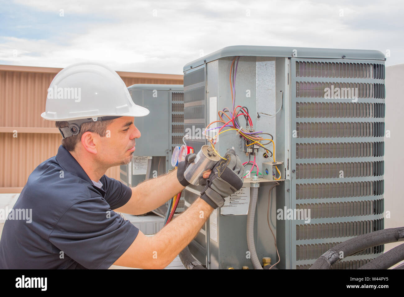 Hlk-techniker Verkabelung ein betriebskondensator auf Kondensation der Klimaanlage. Stockfoto