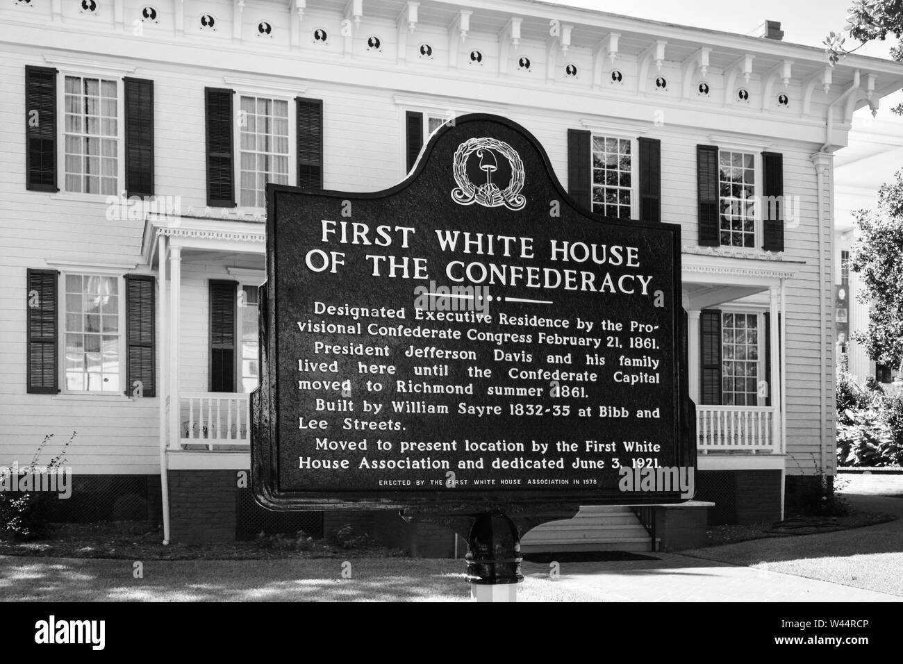 Ein metall Schild mit Text vor der ersten weißen Haus der Konföderierten in Montgomery, AL, USA, in Schwarz und Weiß Stockfoto