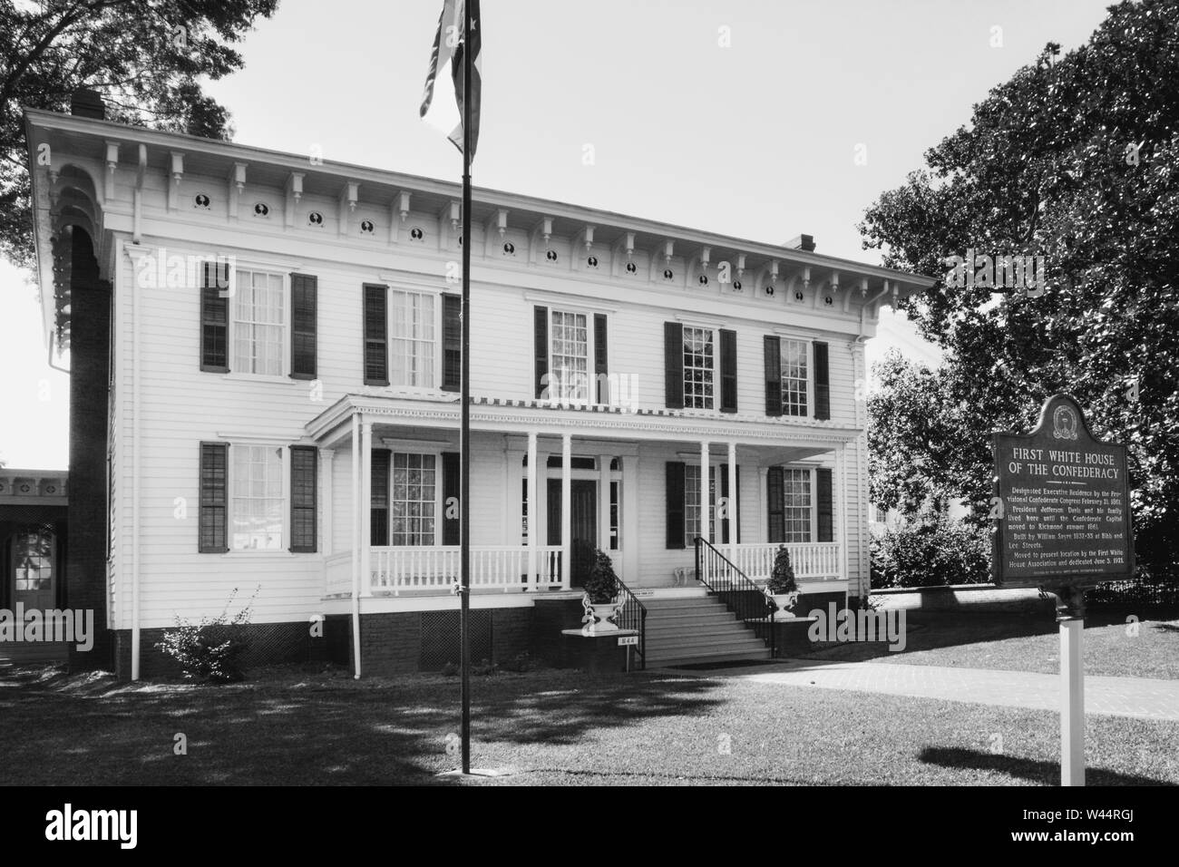 Eine historische Metall Schild mit Text vor der ersten weißen Haus der Konföderierten in Montgomery, AL, USA, in Schwarz und Weiß Stockfoto