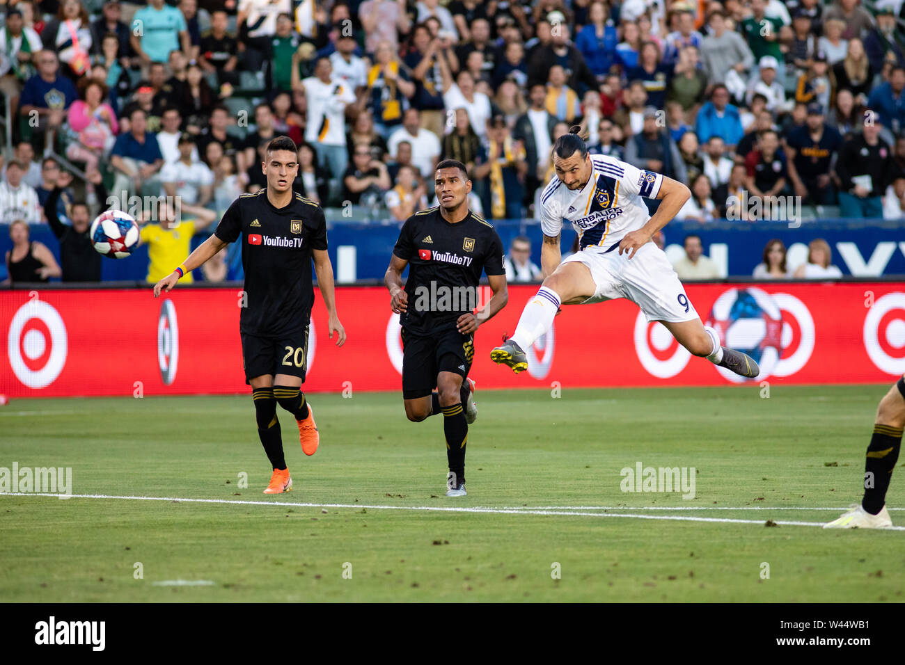 Carson, Kalifornien, USA. 19 Juli, 2019. Zlatan Ibrahimovic (9) locken eine Wucht mit dem außerhalb seines rechten Fußes erstes Ziel der Galaxie aus dem Spiel gegen LAFC zu zählen. Credit: Ben Nichols/Alamy leben Nachrichten Stockfoto