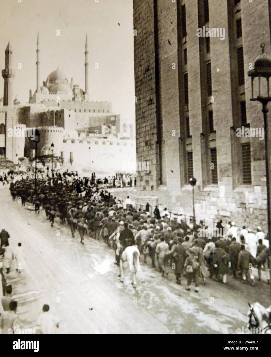 Spalte der Achse Häftlinge gefangen in Libyen marschieren in der Nähe der Zitadelle von Kairo, Ägypten, WWII (37245567345). Stockfoto