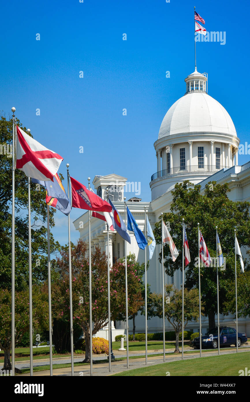 Avenue der Fahnen vor dem historischen Alabama State Capitol Building in Montgomery, AL, USA Stockfoto