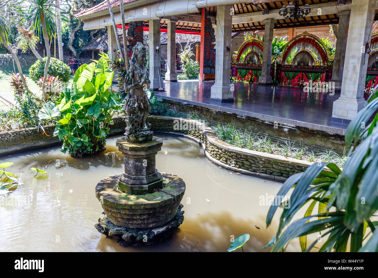 Brunnen in den Teich im Garten der Kunst Museum Puri Lukisan in Ubud, Bali, Indonesien. Stockfoto