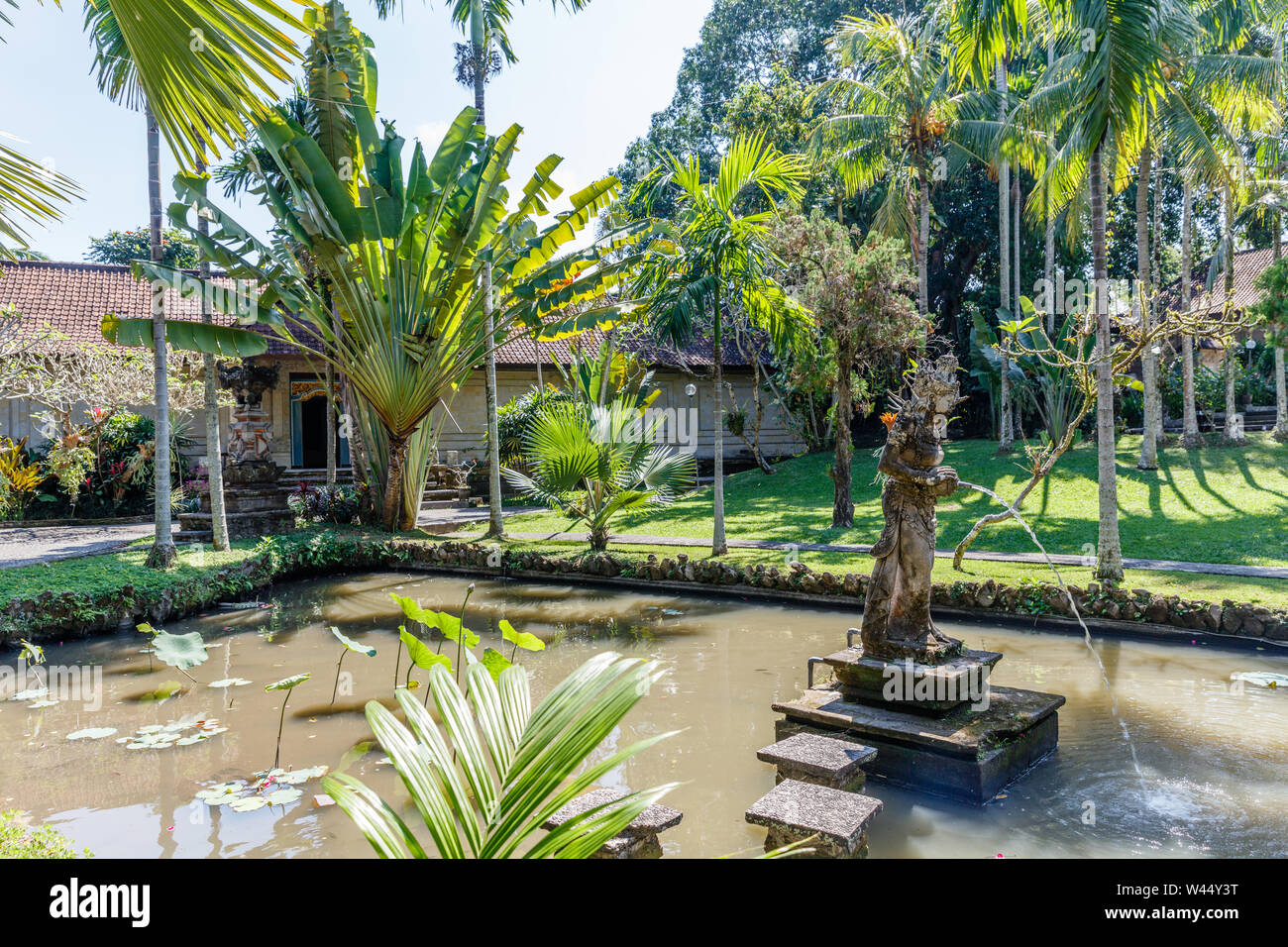 Brunnen in den Teich im Garten der Kunst Museum Puri Lukisan in Ubud, Bali, Indonesien. Stockfoto
