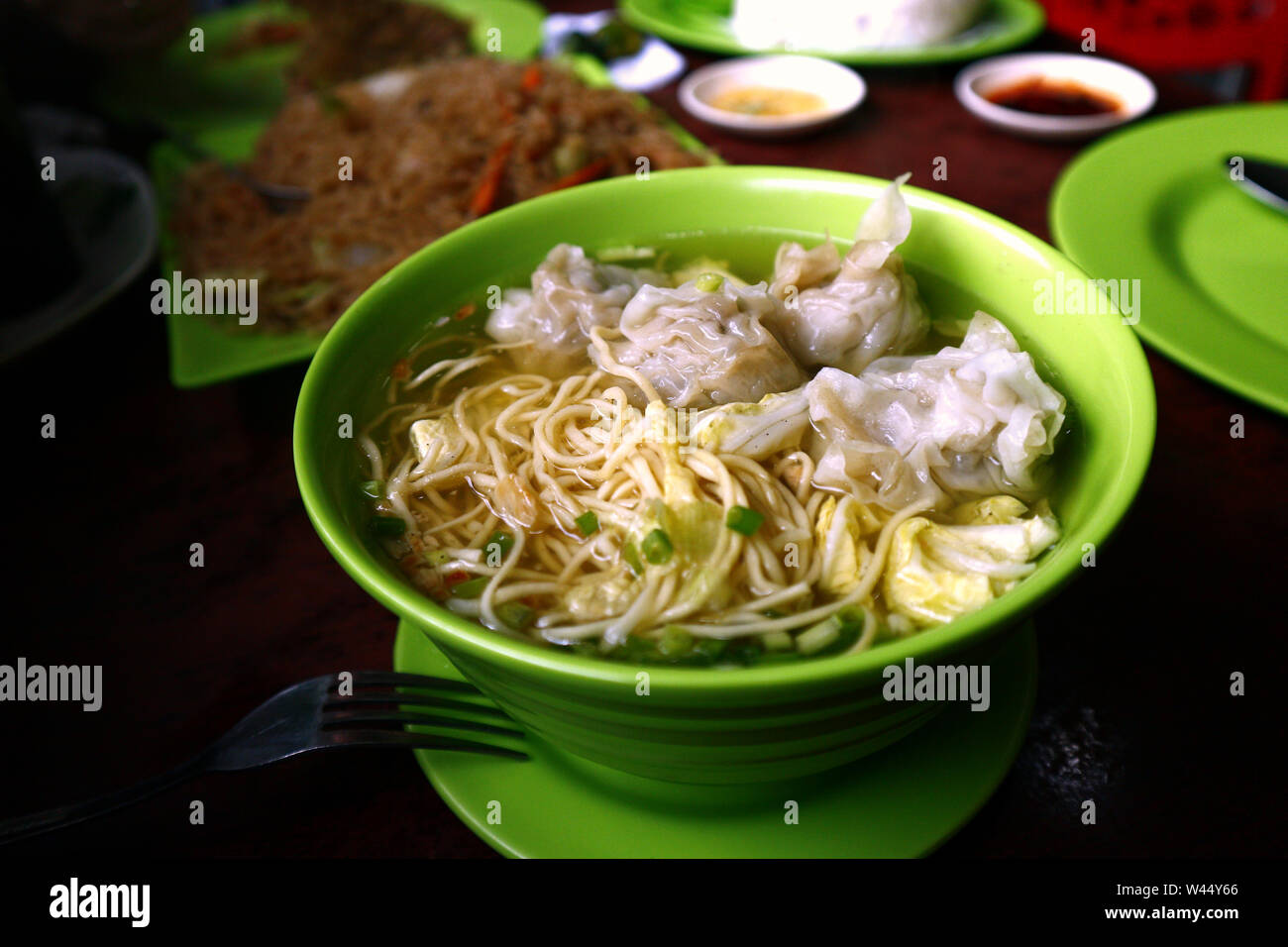 Nahaufnahme Foto von frisch zubereiteten mutwillige Nudelsuppe in eine Schüssel geben. Stockfoto