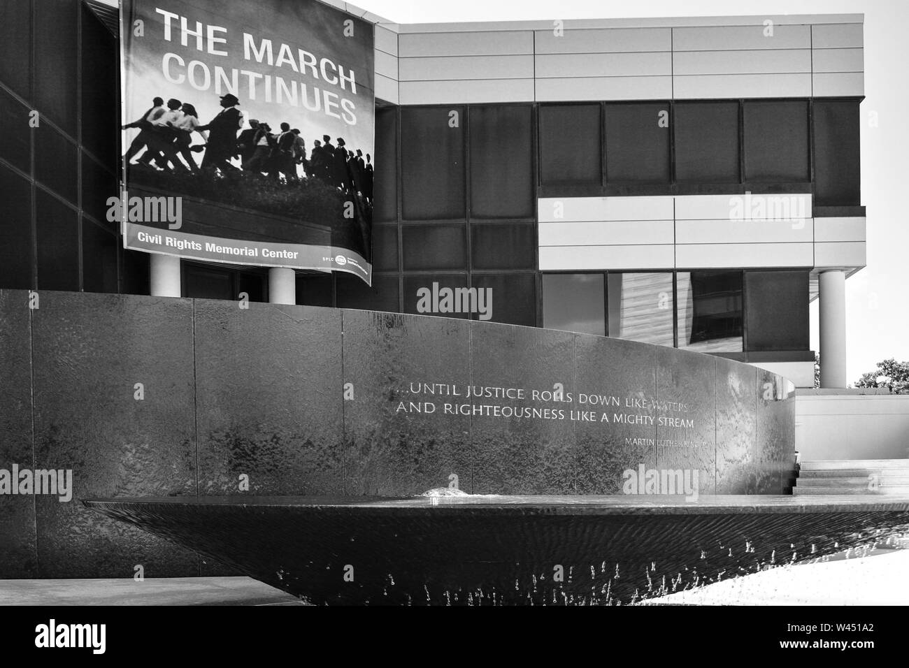 Ein Fotobanner, das afroamerikanische Amerikaner auf einem protestmarsch mit dem Titel "The March Continues" darstellt, hängt am Eingang zum Bürgerrechtsdenkmal Stockfoto