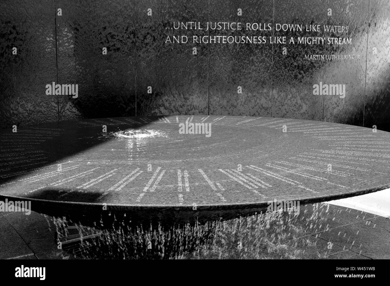 Die bürgerlichen Rechte Memoiral Center zeigt ein mlk Jr Zitat und Memorial Wasserfontäne in Montgomery, AL, USA, in Schwarz und Weiß Stockfoto