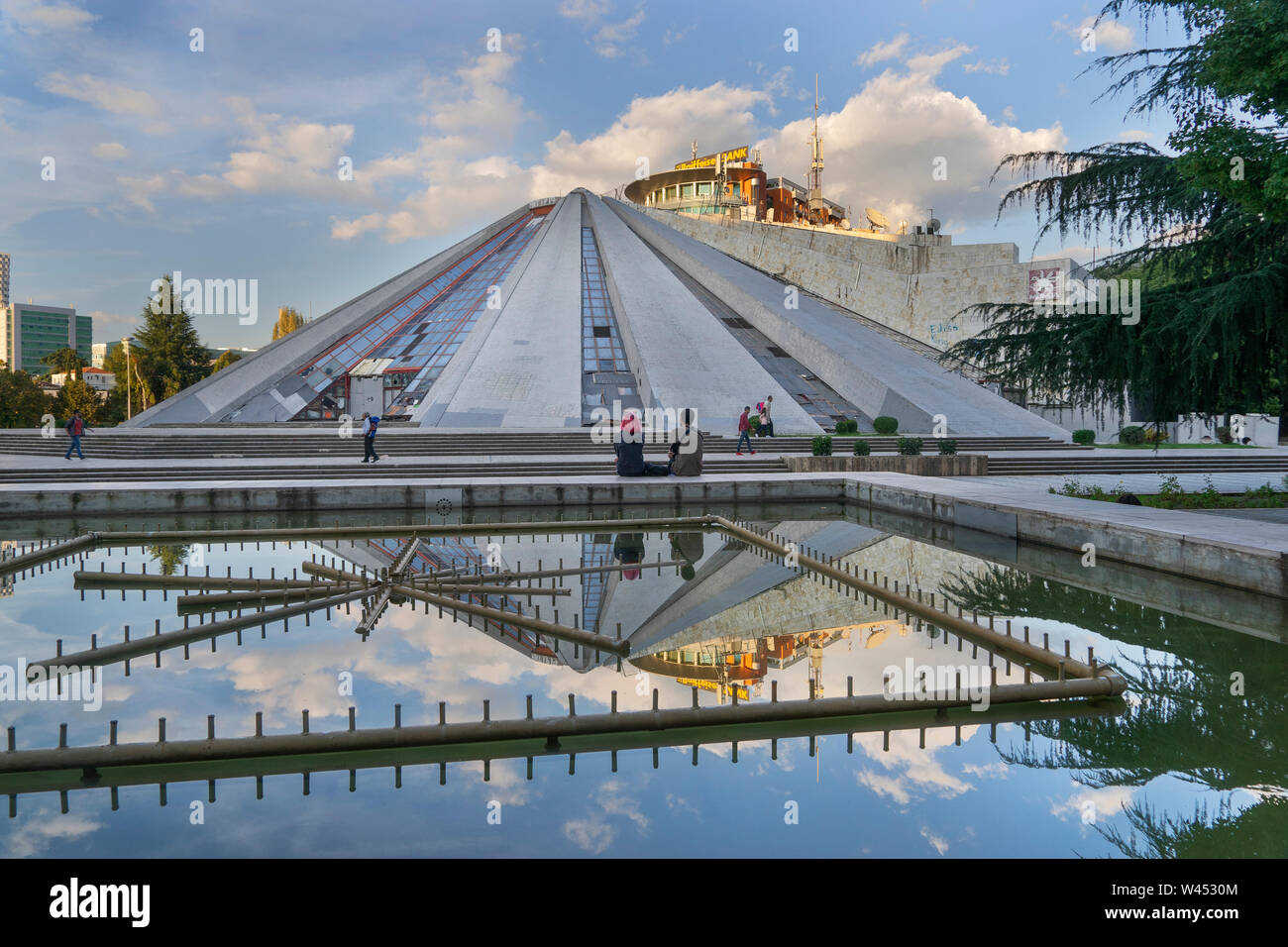 Die einzigartig merkwürdigen Pyramide von Tirana, Albanien Stockfoto