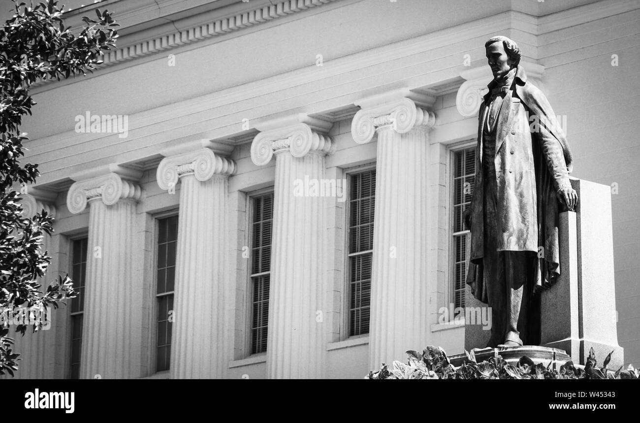 Eine Statue von Jefferson Davis, dem ersten Präsidenten der Konföderation, in der Nähe der Einfahrt zum Alabama State Capitol in Montgomery, AL, USA, in Stockfoto
