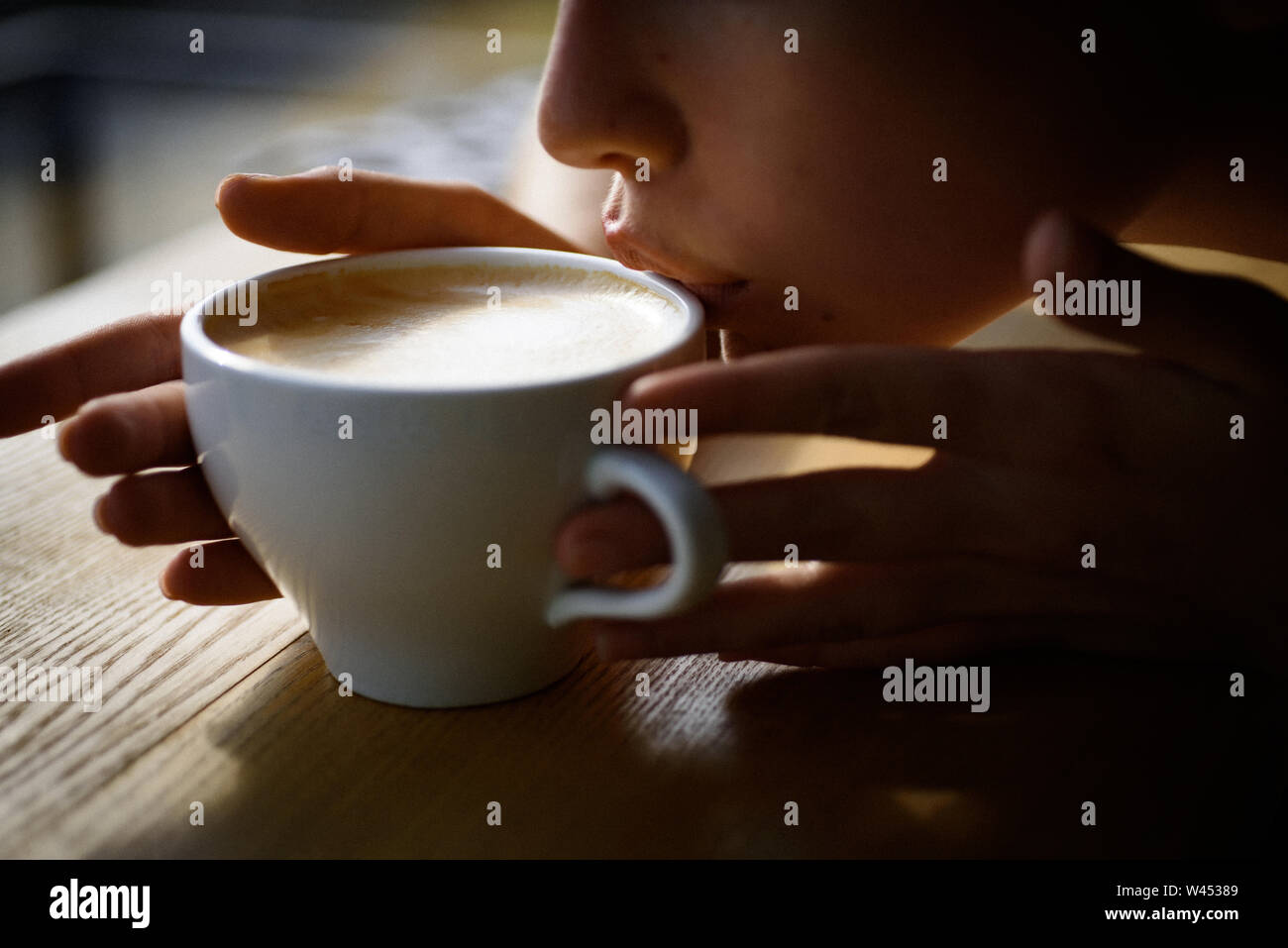 Frische am Morgen Kaffee mit Milch und Sahne aufschäumen. Mädchen Duft Aroma  Coffee Cup. Perfekte morgen mit den besten Kaffee im Cafe oder im Café und  Getränken entspannen Stockfotografie - Alamy
