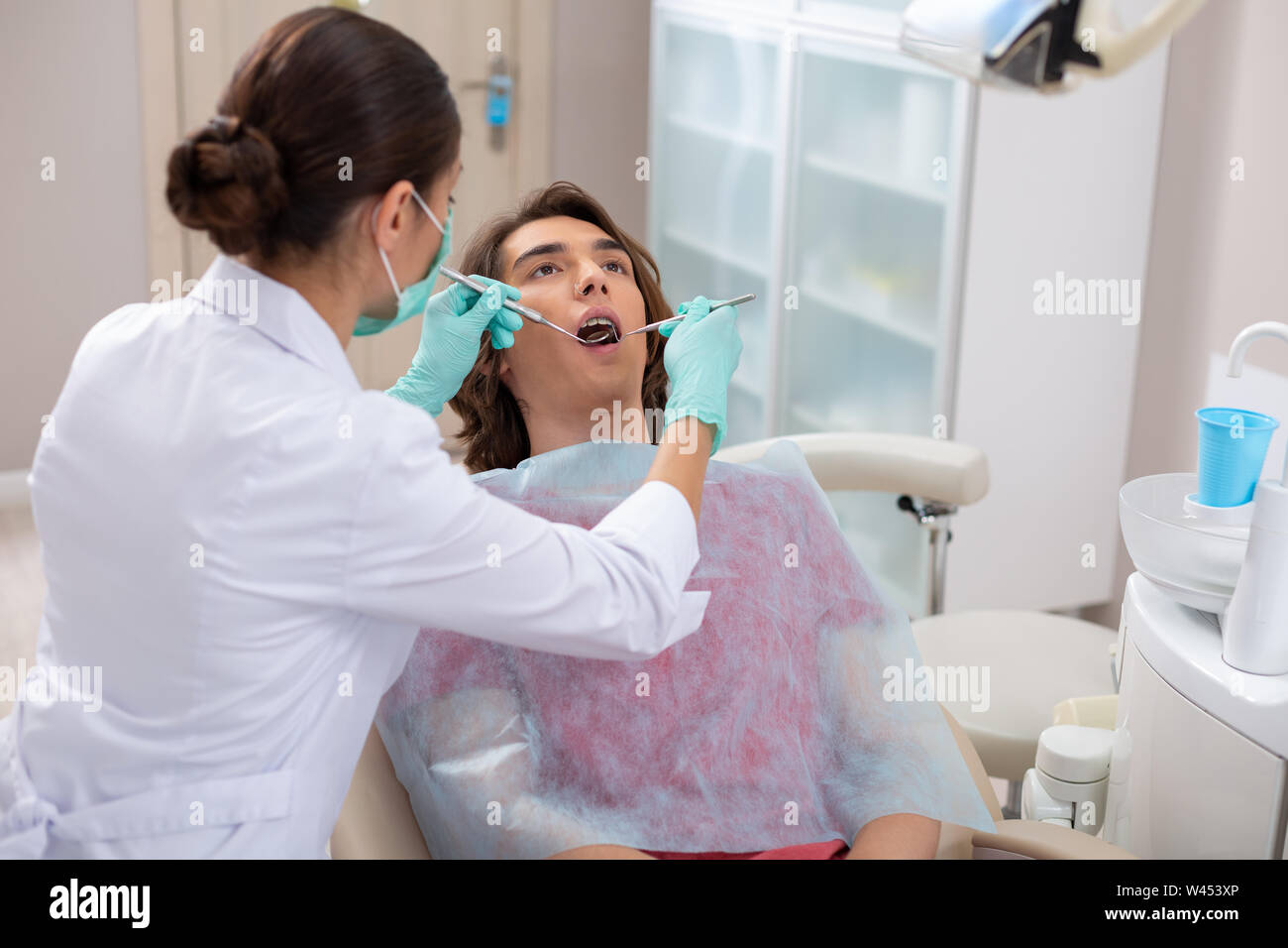 Patienten mit offenem Mund in einem Stuhl Stockfoto