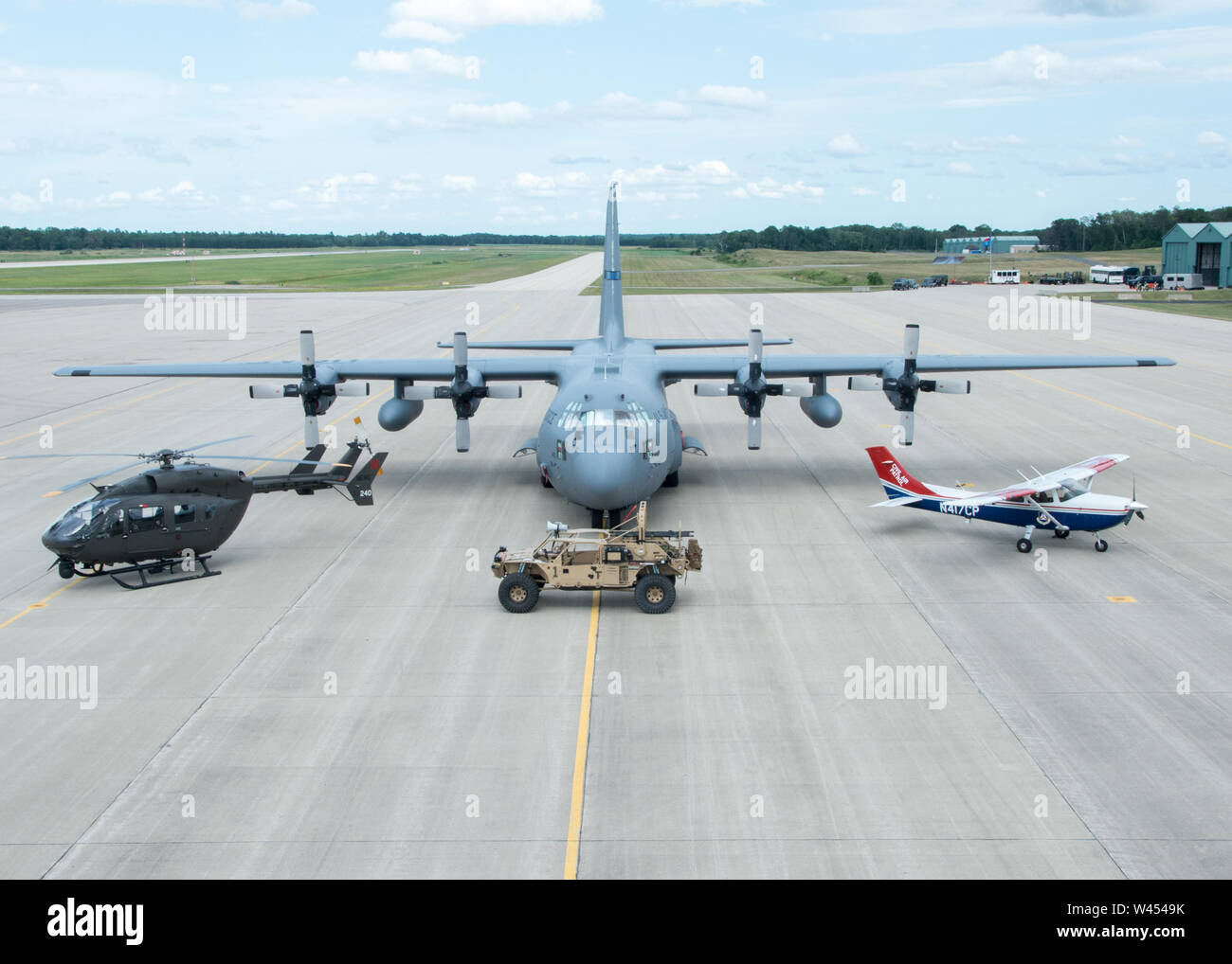 Der Nationalgarde und der zivilen Katastrophenhilfe Kräfte posieren für ein Foto Juli 15, 2019, bei Volk Feld Air National Guard Base in Camp Douglas, Wis Das Joint Force PATRIOT Übung schließt der Nationalgarde und zivilen Response Units aus Staaten, die alle in den USA in einer Bemühung, integrierte Kommunikation und Best Practices für die nationale Katastrophe die Reaktion und die Wiederherstellung ein. (U.S. Air National Guard Foto von Tech. Sgt. Lynn M. bedeutet) Stockfoto