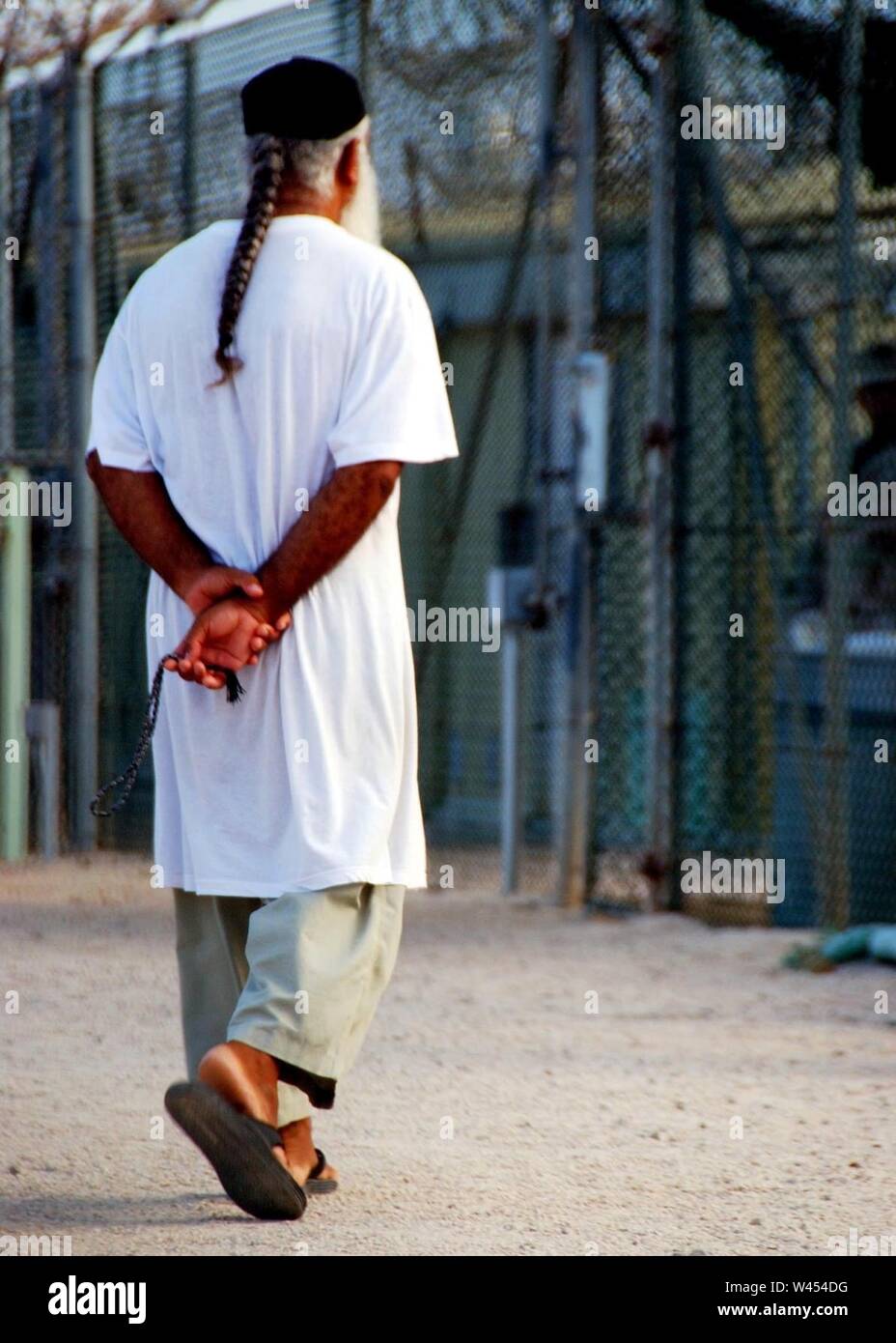Kompatible Guantanamo gefangen ist erlaubt die Ausübung Yard zu schlendern. Stockfoto