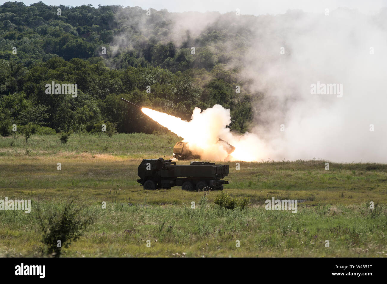 Ein M124 HIMARS während der gemeinsamen Leben hat der 1. Division Kavallerie, Artillerie - Feuer Übung mit dem zweiten Bataillon abgefeuert wird, 14 Marines, 4 Marine Division; 1. Battalion, 82nd Field Artillery, 1.Kavallerie Division; 9. Air Support Operations Squadron, 1st Cavalry Division; und 1. Bataillon, 227 Aviation Regiment, 1.Kavallerie Division am 18. Juli 2019 Fort Hood, Texas. Der Zweck der Übung war die Fähigkeit der Service Mitglieder zusammen während einer gemeinsamen Operation zu arbeiten, zu verbessern. (U.S. Armee Foto von Pfc. Alisha Edwards; 7. Mobile Public Affairs Abteilung) Stockfoto