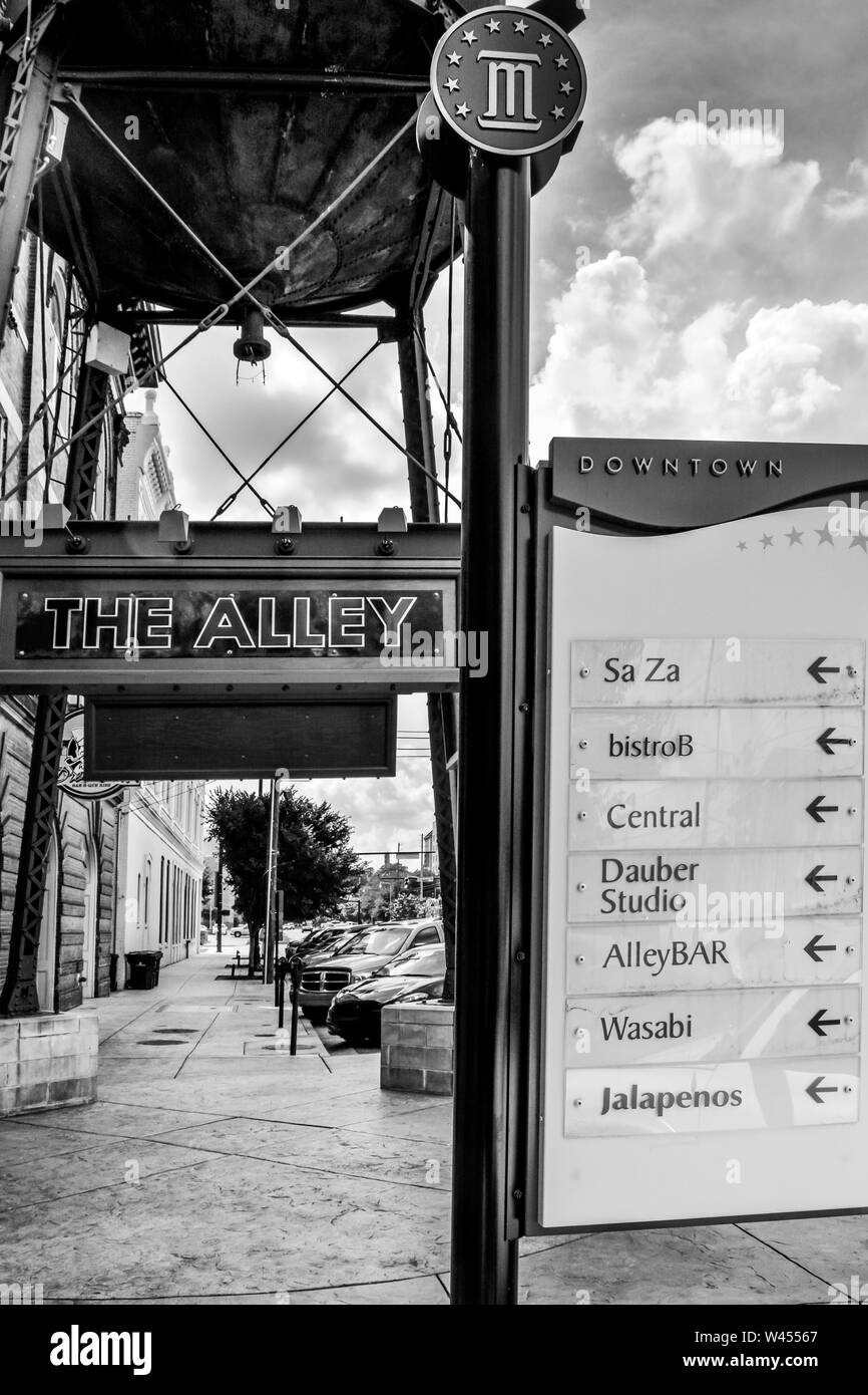 Die historische Wassertank und Schilder am Eingang der Gasse, eine belebte Innenstadt Ziel für Restaurants und die Künste, die in Montgomery, AL, Stockfoto