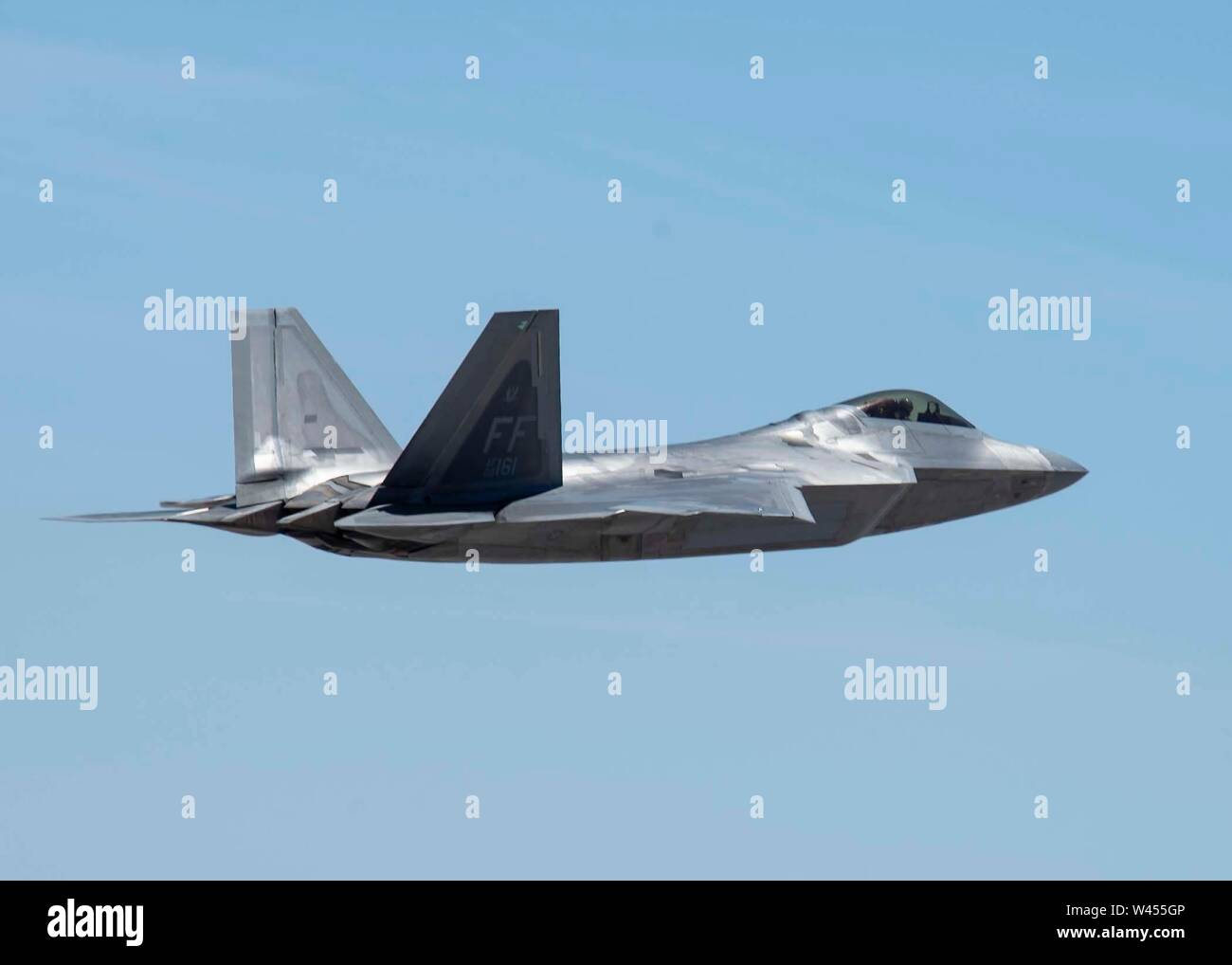 Eine F-22 Raptor fighter Jet, 94th Fighter Squadron (FS) am Joint Base Langley-Eustis, Virginia, zieht aus der Nellis Air Force Base, Nev, 18. Juli 2019. Die 94 FS war die zentrale Funktion von Luftüberlegenheit Luft-zu-Luft-Unterstützung in Red Flag 19-3 zu geben. (U.S. Air Force Foto von Airman 1st Class Bryan Guthrie) Stockfoto