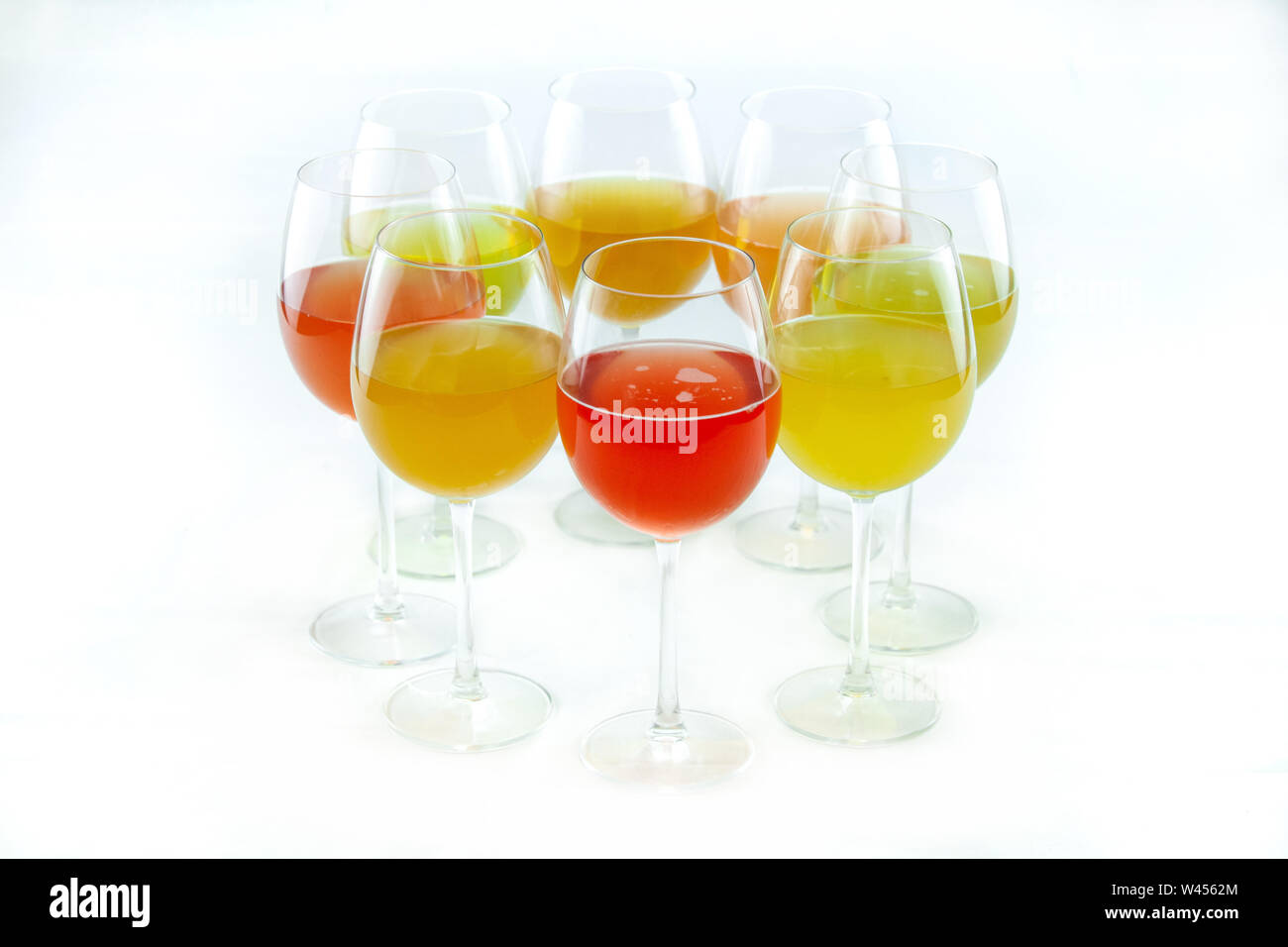 Verschiedene Varianten von Kombucha Tee sind in stammte Gläser vor einem weißen Hintergrund zu sehen. Die verschiedenen Aromen der Pilz gegorene Getränke in einem Kreis angeordnet. Stockfoto