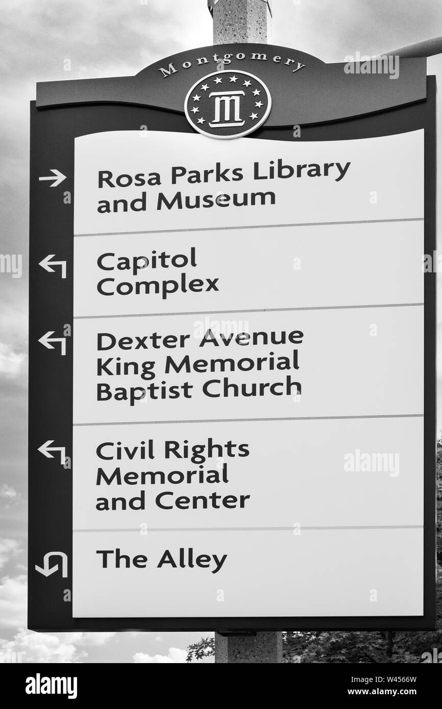 Eine Stadt Montgomery Aushängeschild für bidirektionale Informationen zu historischen Sehenswürdigkeiten in der Innenstadt von Montgomery, AL, USA, in Schwarz und Weiß Stockfoto