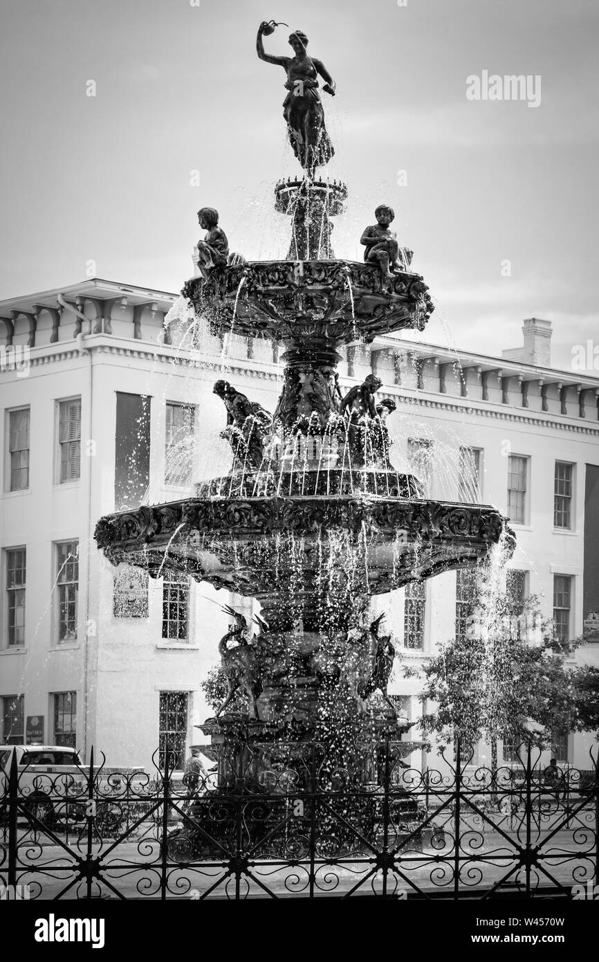 Court Square Brunnen erstellt am oberen Rand der Artesische Becken, im Jahre 1885 in der alten Sklavenmarkt in Montgomery, AL, USA errichtet, in Schwarz und Weiß Stockfoto