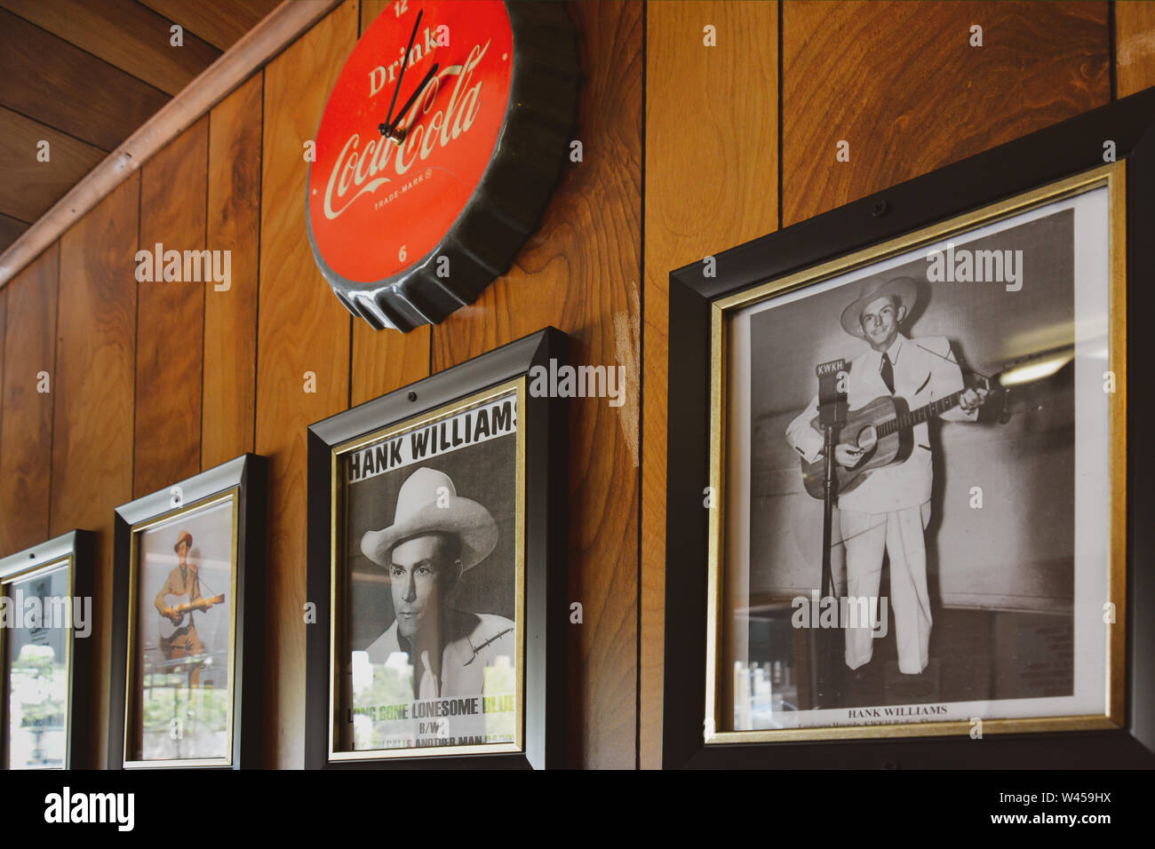 Werbemittel, Poster und Fotos von Hank William, Sr. in Chris' berühmten Hotdogs Restaurant in Montgomery, AL Stockfoto