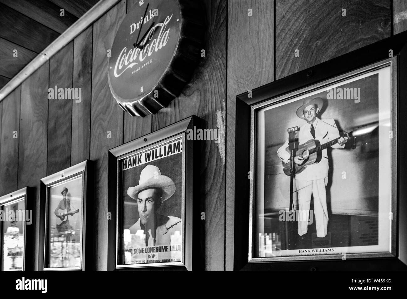 Werbemittel, Poster und Fotos von Hank Williams Sr, in Chris' Hotdogs Restaurant in Montgomery, AL Stockfoto