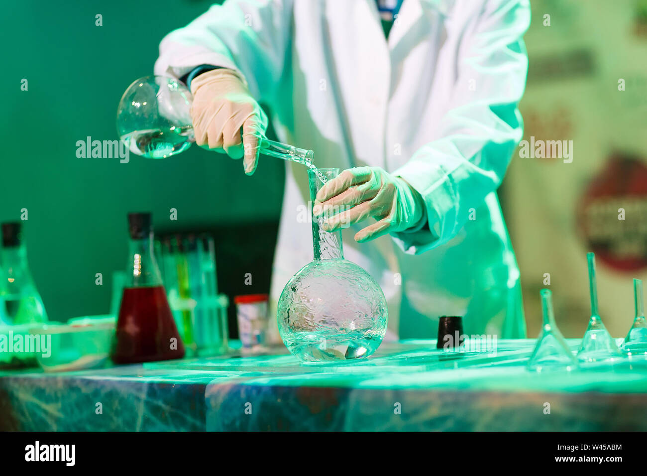 Experimente in einem Chemielabor. Durchführung eines Experiments im Labor. Stockfoto