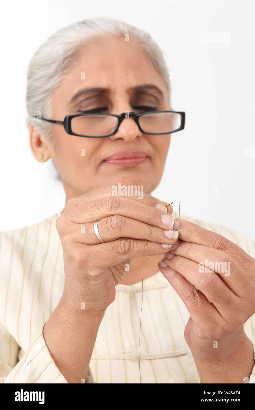 Frau threading Nadel Stockfoto