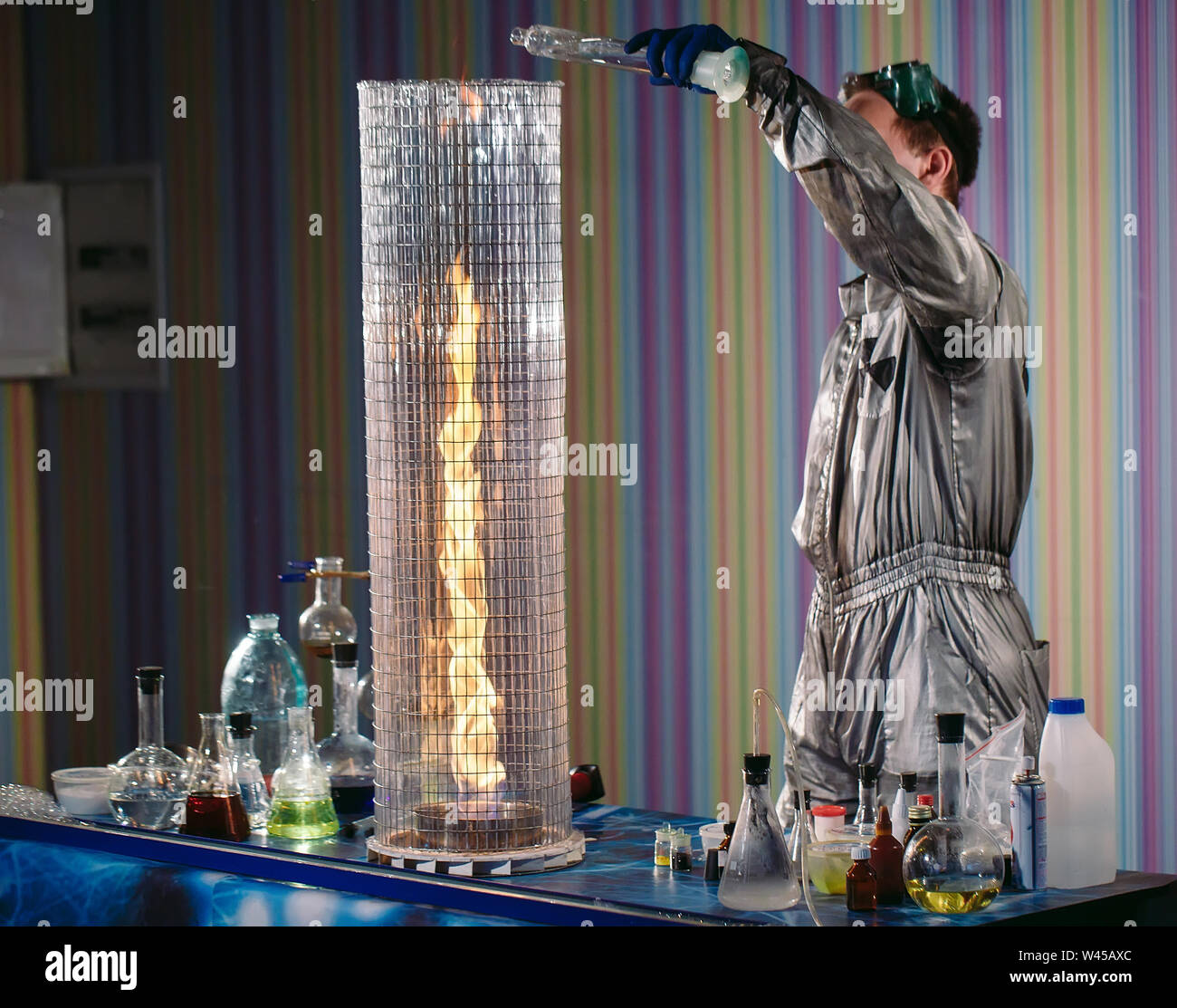Explosion während des Experiments. Erfolglosen Experiment im chemischen Labor. Stockfoto