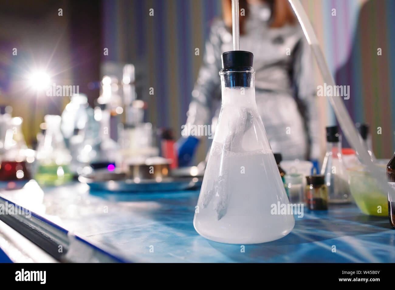 Chemiker machen Drogen im Labor zu Hause Stockfoto