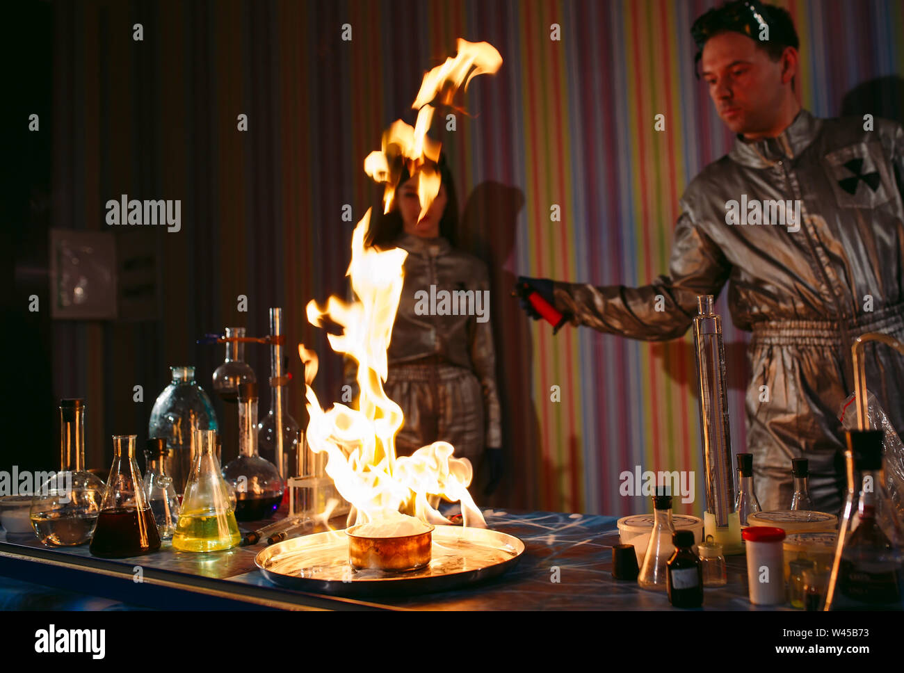 Explosion während des Experiments. Erfolglosen Experiment im chemischen Labor. Stockfoto