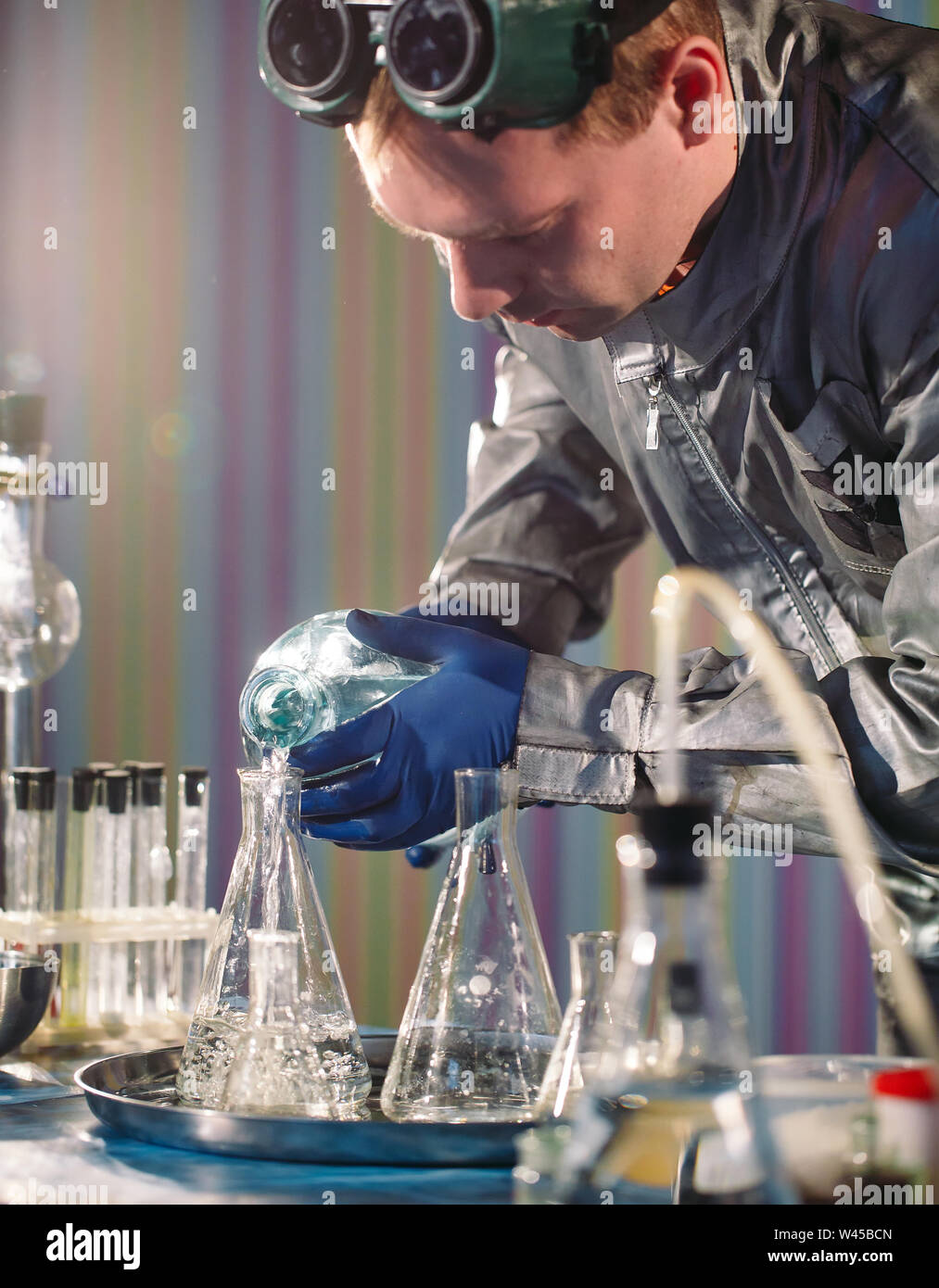 Experimente in einem Chemielabor. Experimentieren im Labor Stockfoto