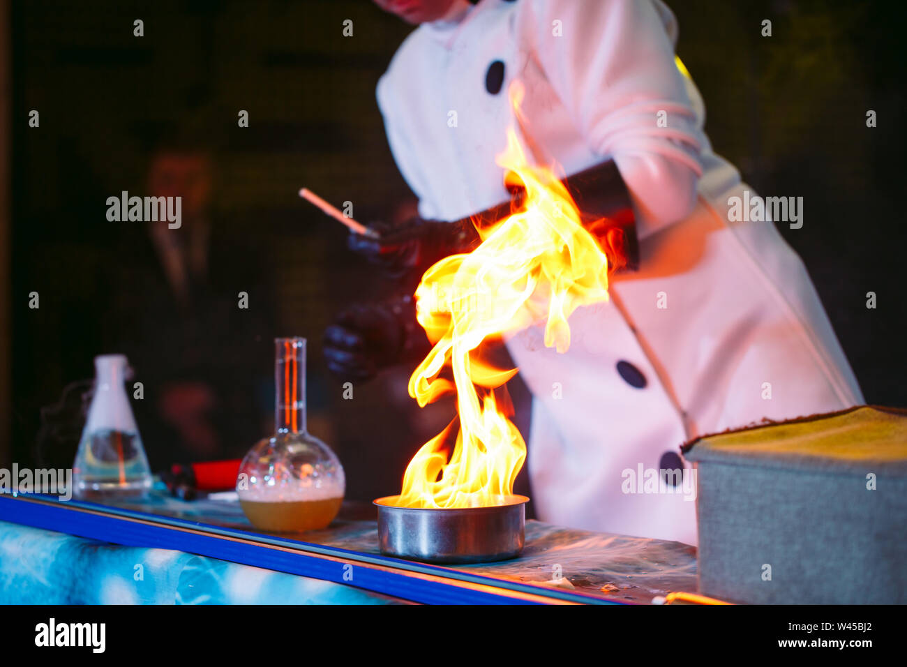 Explosion während des Experiments. Erfolglosen Experiment im chemischen Labor. Stockfoto