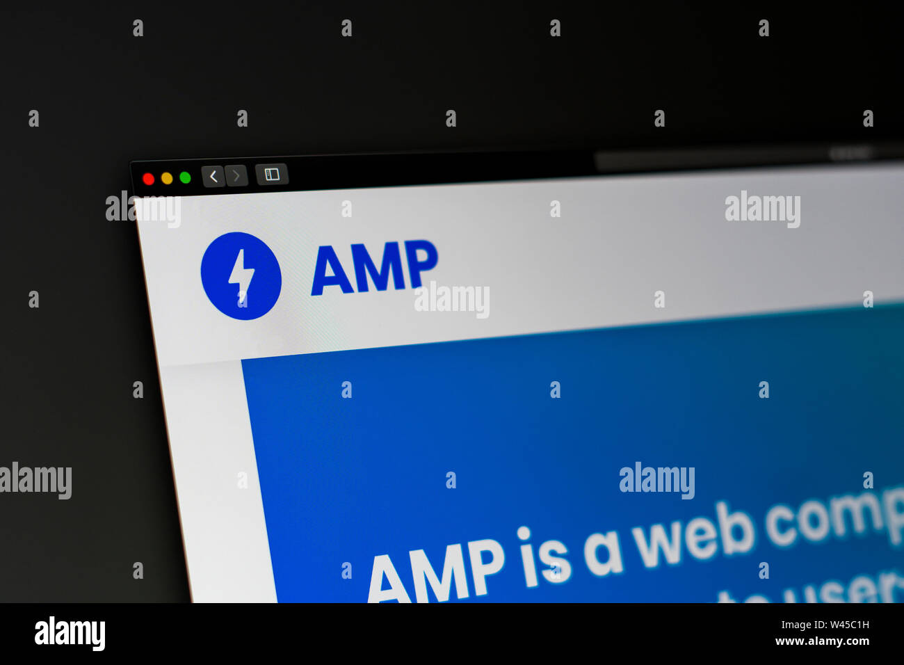 AMP-Startseite. Nahaufnahme des AMP-Logo. Kann als illustrative für Medien, Marketing oder Business Konzept verwendet werden. Stockfoto