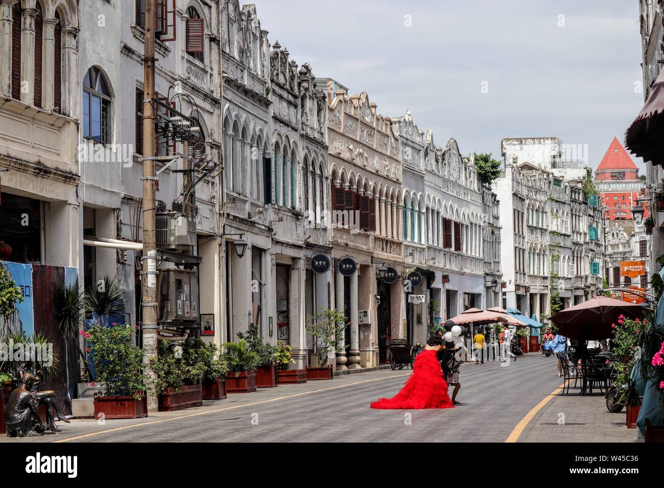 Braut mit roten Kleid und der Bräutigam an der Zhongshan Road, Haikou Stockfoto