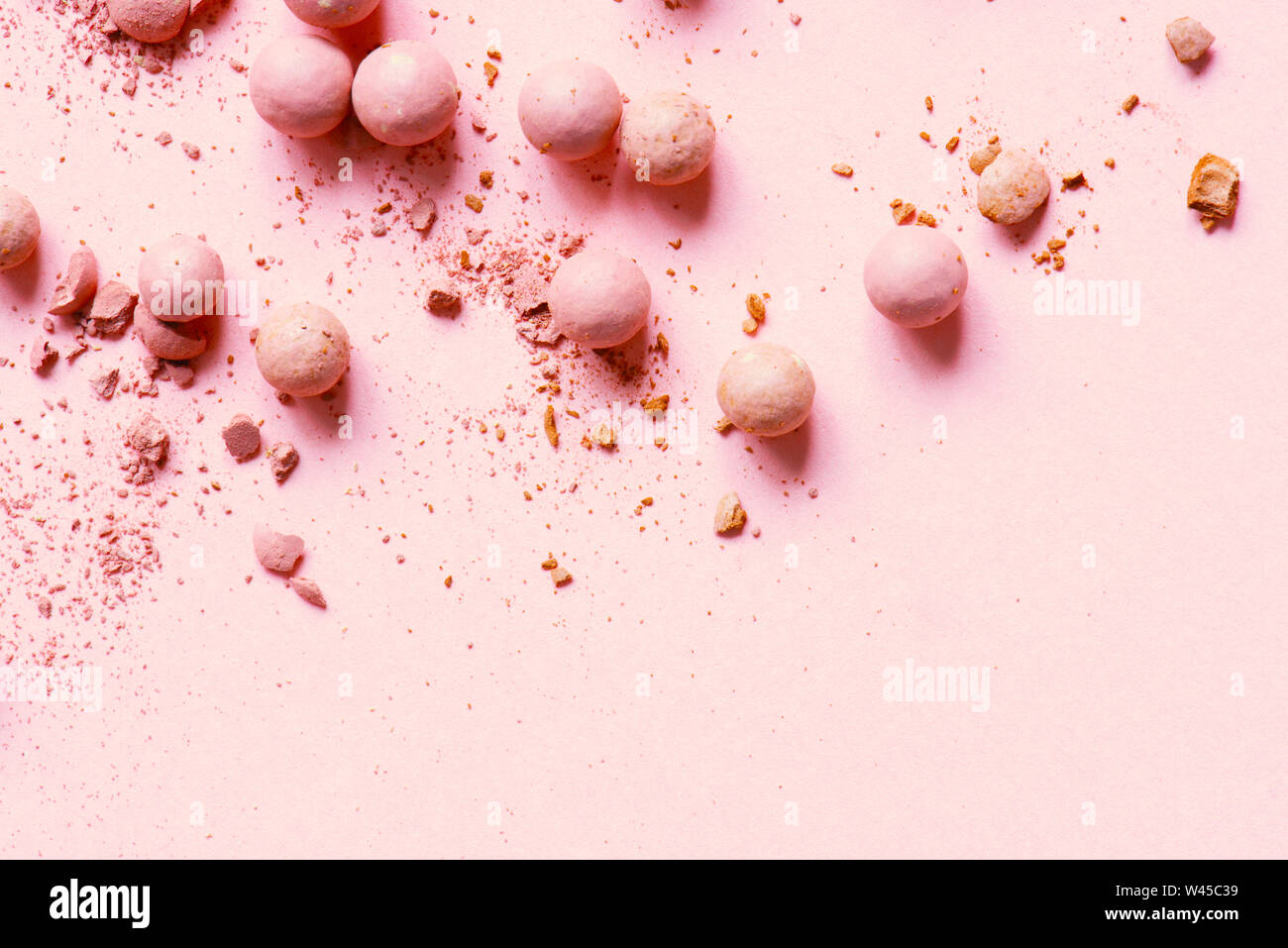 Zusammenfassung Hintergrund mit Bällen und Krümel von Rosa