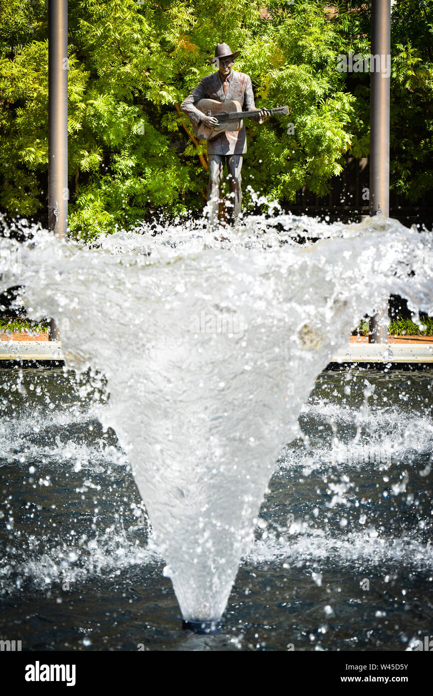 Eine aktive Brunnen vor der Bronzestatue von Hank Williams, Sr, seine Gitarre zupfen, in der RSA Turm Komplex in Montgomery, AL, USA Stockfoto