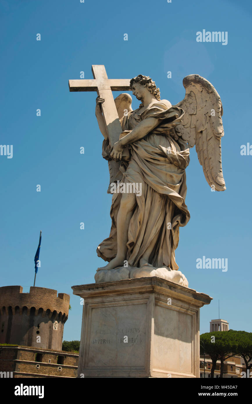 Statue von Fliegende Engel Holding das heilige Kreuz, Schloss von Saint Angelo, Rom, Italien. Stockfoto