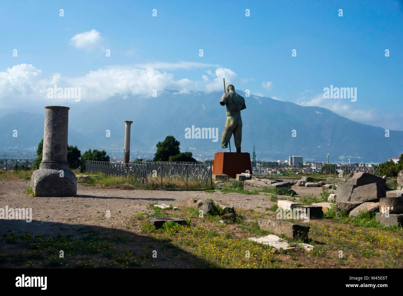 Allgemeine Ansicht eines Teils der antiken Stadt Pompeji mit einem modernen Bronzestatue eines Erziehungsberechtigten Abbildung, Italien. Stockfoto