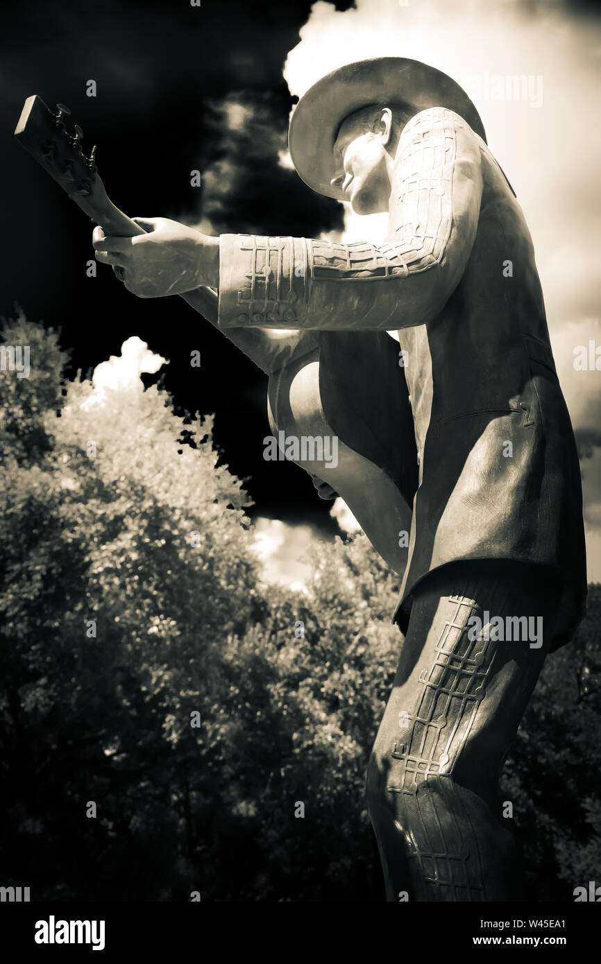 Winkel nach oben Blick auf die Statue von Hank Williams, Sr, trägt seine Musik Hinweis Anzug, Strumming seine Gitarre in Montgomery, AL, USA Stockfoto