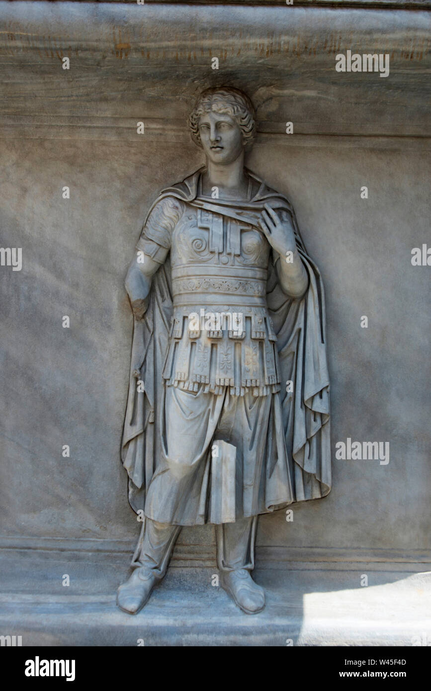 Die Statue einer römischen Krieger in Flachrelief, die Kapitolischen Museen, Rom. Stockfoto