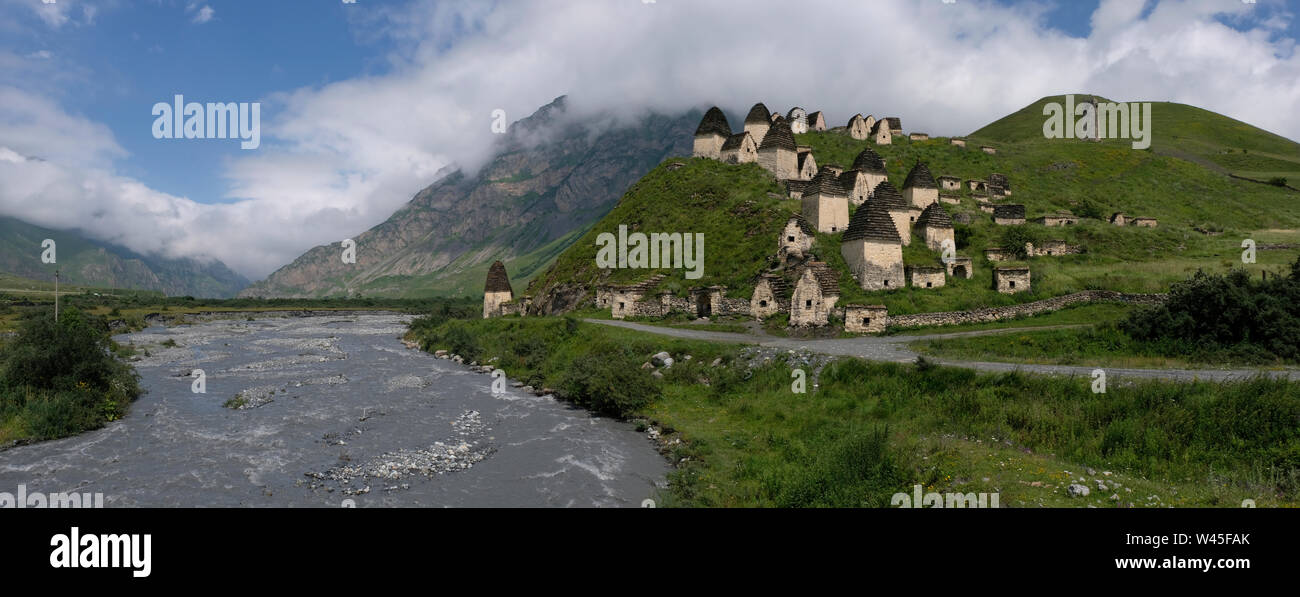 Ansicht der Gräber und Grüfte der Alanian Nekropole aus dem 12. Jahrhundert außerhalb des Dorfes Dargavs lokal als "Stadt der Toten", die auf dem Hang eines Hügels mit Blick auf den Fluss in der Region Prigorodnij Fiagdon der Republik Norden Ossetia-Alania im Norden der kaukasischen föderalen Bezirk Russlands sitzt bekannt. Stockfoto