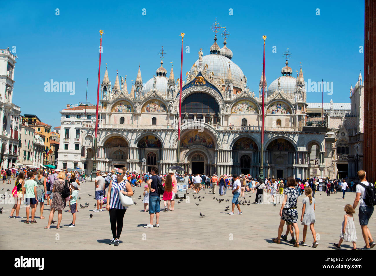 Venedig, Italien, Juli 2018, Touristen in der Basilika di San Marco komplex in der Piazza di San Marco. Stockfoto