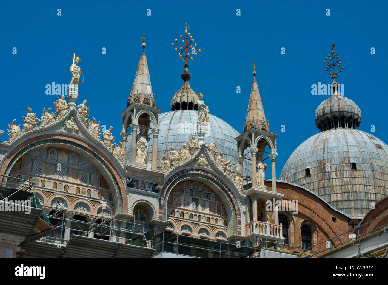 Allgemeine Ansicht der oberen Teil der Basilika di San Marco und steht in der Piazza di San Marco, Venedig, Italien. Stockfoto