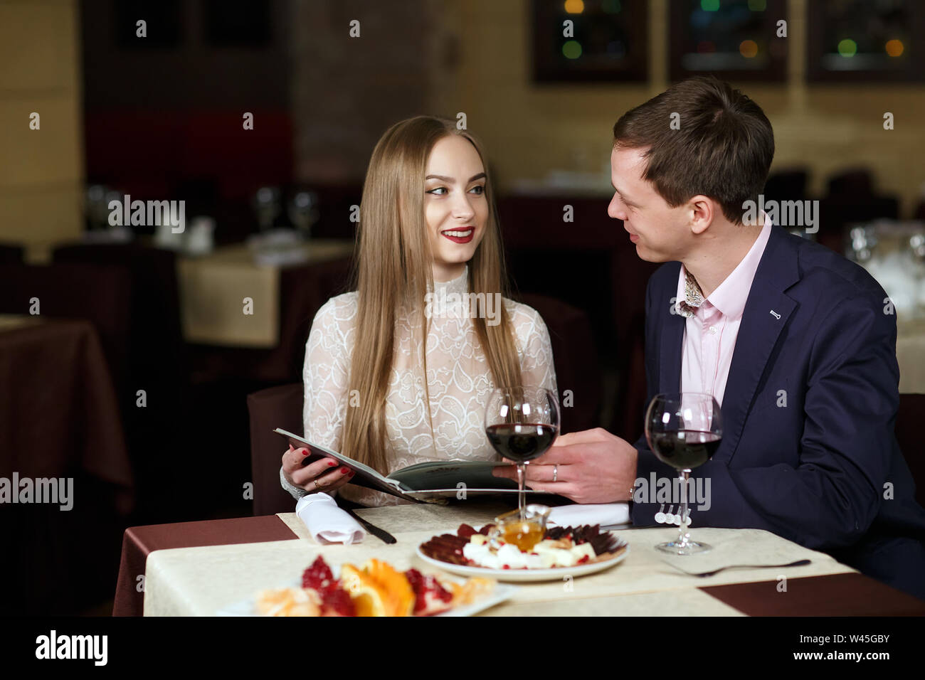Freundliche Paar mit Menü in einem Restaurant. Stockfoto