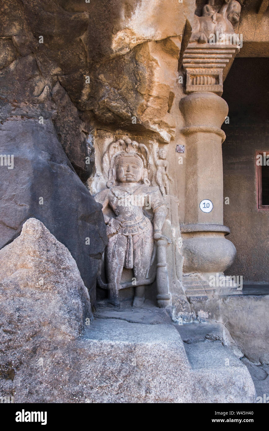 Cave 10, Fassade mit fünf hooded Naga Holding Club und Dragger, Nasik, Maharashtra. Stockfoto